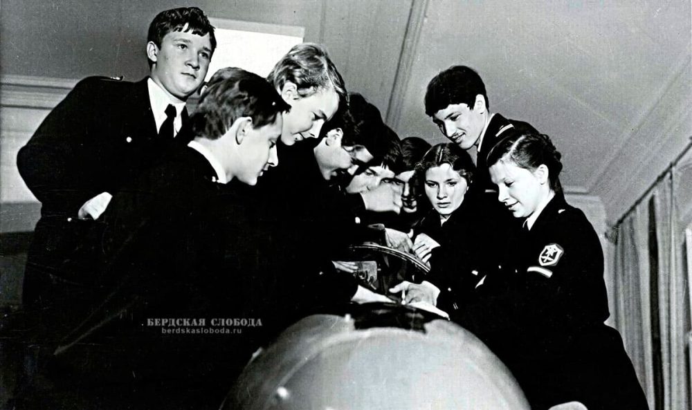 Курсанты Школы юных космонавтов имени Юрия Гагарина во время занятия по самолетовождению. 1986 г.