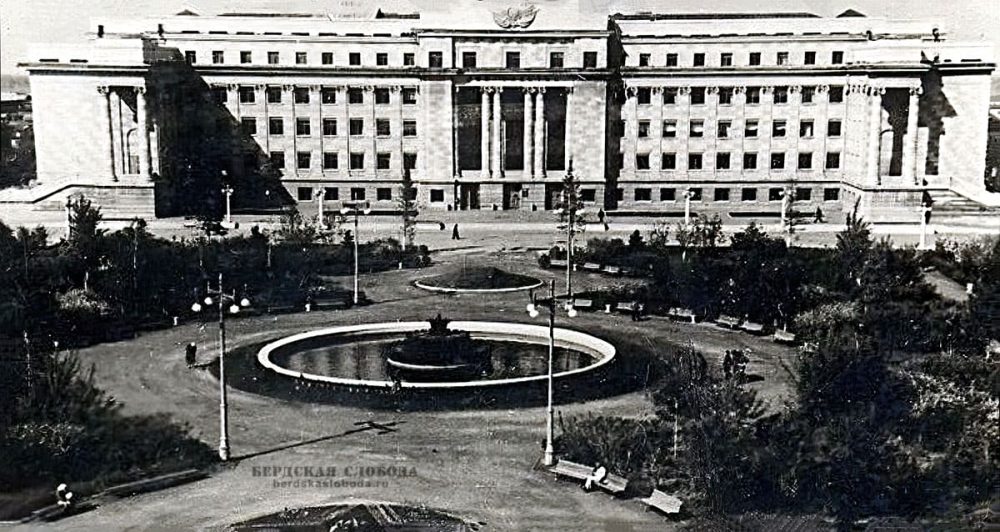 Сквер у Дома Советов, Оренбург, 1954 год