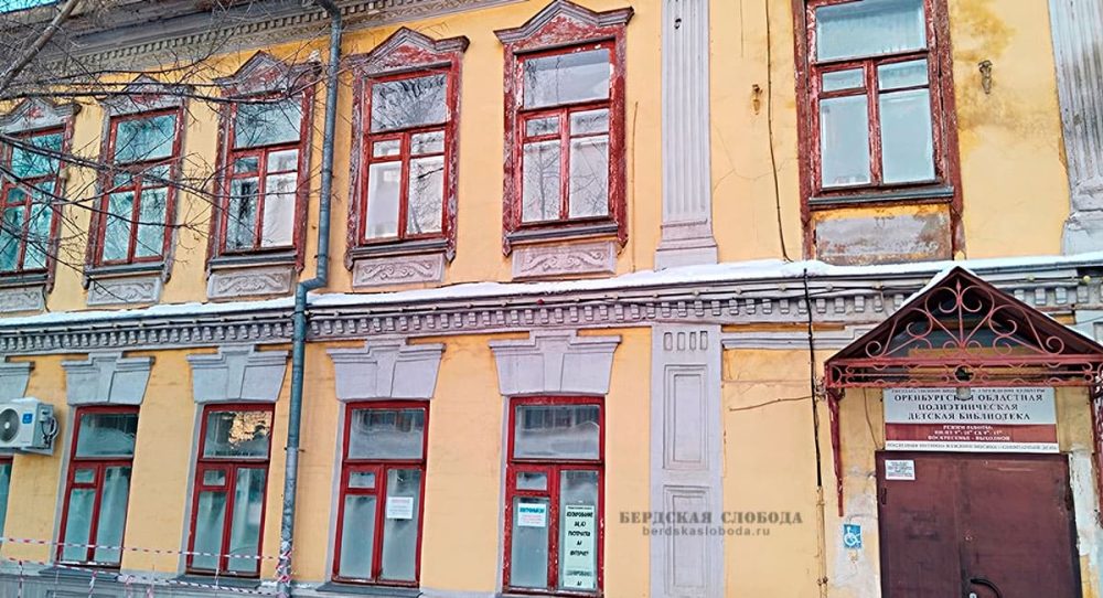 Вход в здание по улице Терешковой находится с правой стороны. Раньше на втором этаже над входом был балкон с металлическим ограждением.