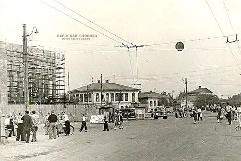 Вид на строящийся Театр музыкальной комедии и дом купцов Кашаевых. 1960-1970-х гг. 