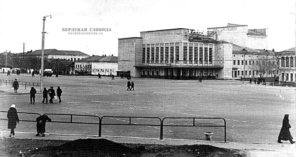 Вид на Театр музыкальной комедии и дом купцов Кашаевых (справа). 1960-1970-х гг.