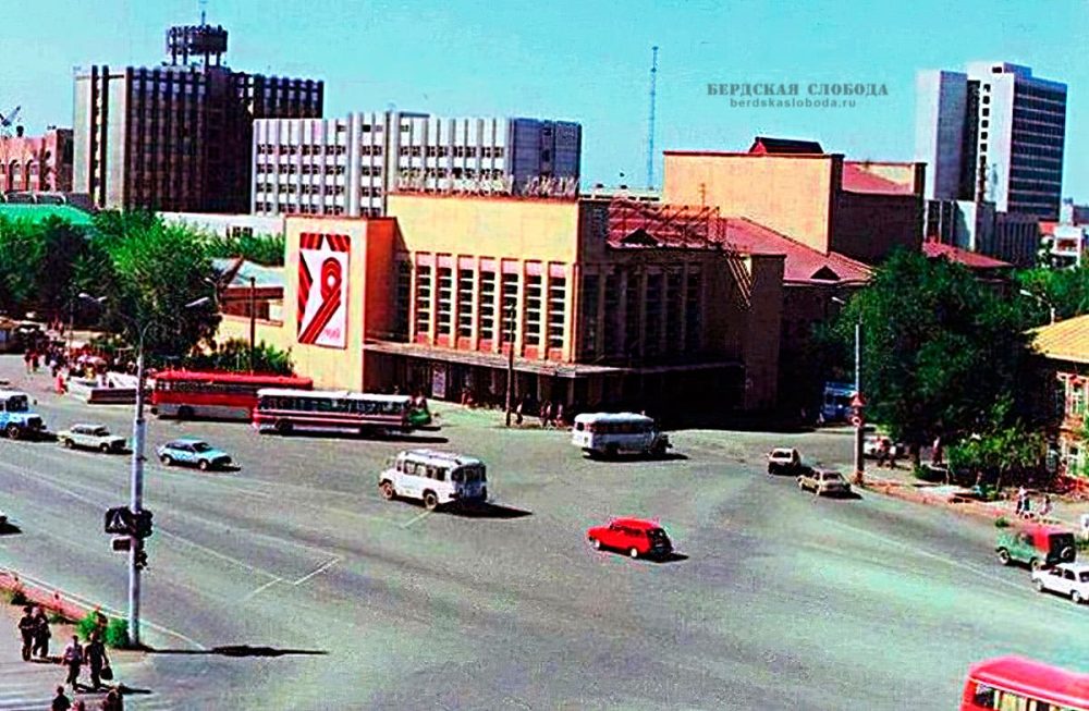 Вид на Театр музыкальной комедии и дом купцов Кашаевых (справа). 1980-е гг.