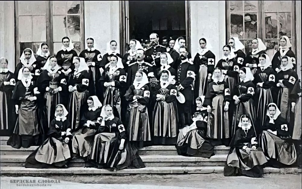 Врачи и медсестры полевого лазарета русского Красного креста, ноябрь 1877 год.