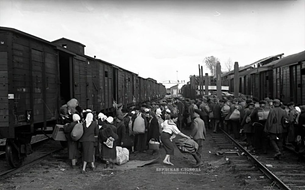 По официальным данным, эвакуация началась 1 июля 1941 года. Однако источники сообщают, что первые переселенцы стали появляться в Оренбуржье в первые же дни войны.