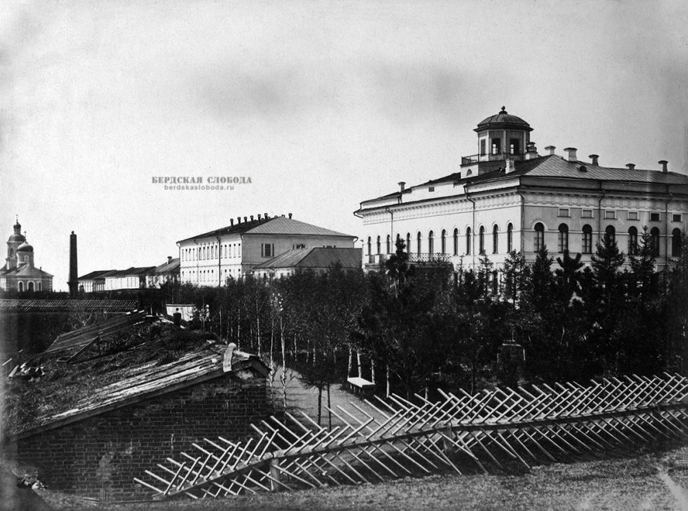 Набережная Оренбурга. За домом генерал-губернаторов фасады трёх зданий батальона юных кантонистов. До 1871 г