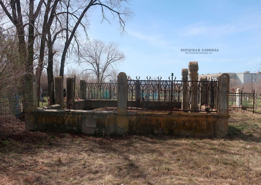 На старом мусульманском кладбище города Оренбурга было приведено в надлежащий вид семейное захоронение начала XX века принадлежащее купцам Камаловым. 