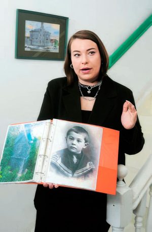 Виктория Гурьева бережно хранит историю родного города.