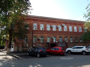 Объект культурного наследия регионального значения «Дом доходный городской усадьбы купца Д.А. Кулакова, в котором в 1908-1918 гг. располагалась Оренбургская частная женская гимназия М.Д. Комаровой-Колмаковой», 1880-е гг. (Оренбургская область, г. Оренбург, ул. Бурзянцева, 29 / пер. Бухарский, 8 / ул. Краснознаменная, 5, Литера Е). Фотография сентября 2023 года.