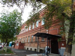Объект культурного наследия регионального значения «Дом доходный городской усадьбы купца Д.А. Кулакова, в котором в 1908-1918 гг. располагалась Оренбургская частная женская гимназия М.Д. Комаровой-Колмаковой», 1880-е гг. (Оренбургская область, г. Оренбург, ул. Бурзянцева, 29 / пер. Бухарский, 8 / ул. Краснознаменная, 5, Литера Е). Фотография сентября 2023 года.