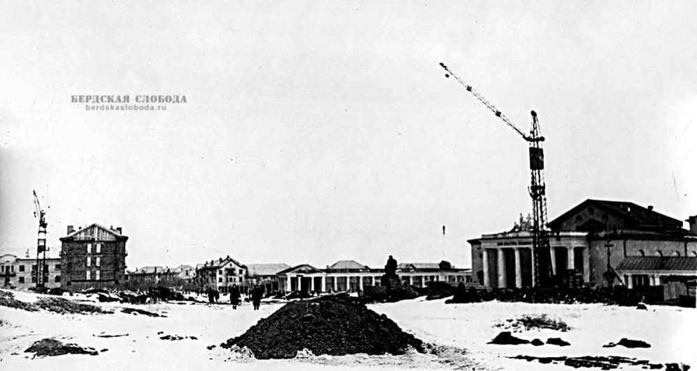 Дом культуры машиностроителей. Территория вокруг площади Т.Г. Шевченко еще не благоустроена. Рубеж 1950-1960-х годов.