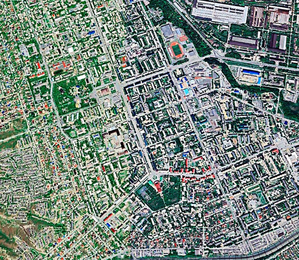 Пятиугольник Дома культуры и парка машиностроителей - центр градостроительного ансамбля «Нового города» Орска. Космический снимок 2022 года.