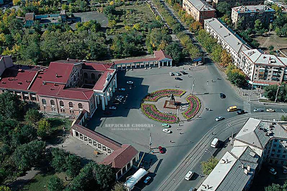 Дом культуры машиностроителей и площадь Т.Г. Шевченко с высоты птичьего полёта. 2000-е годы.