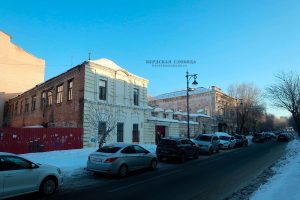 Выявленный объект культурного наследия - ансамбль «Городская усадьба купцов Н.Ф. Сипайлова и И.Т. Соколова» (Оренбургская область, г. Оренбург, ул. Гая, 13 ⁄ ул. Маврицкого, 76). Вид с улицы Маврицкого. Февраль 2024 года.