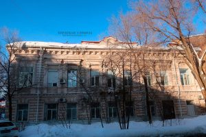 Выявленный объект культурного наследия «Городская усадьба купцов Н.Ф. Сипайлова и И.Т. Соколова»: «Дом жилой» («Здание, где в 1919-1920 гг. размещалась ГубЧКа»). Фасад здания по улице Гая. Февраль 2024 года.