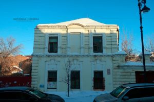 Выявленный объект культурного наследия «Городская усадьба купцов Н.Ф. Сипайлова и И.Т. Соколова»: «Флигель». Вид фасада с улицы Маврицкого. Февраль 2024 года.