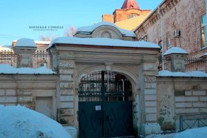 Выявленный объект культурного наследия «Городская усадьба купцов Н.Ф. Сипайлова и И.Т. Соколова»: «Каменная ограда с въездными воротами». Вид с улицы Маврицкого. Февраль 2024 года.