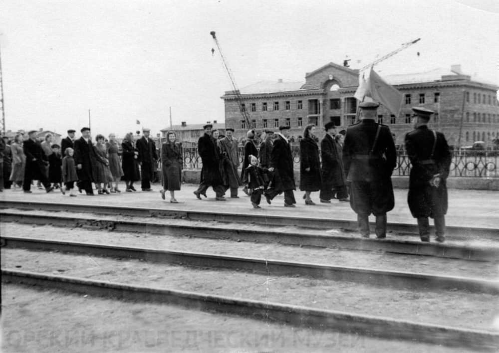 Демонстрация трудящихся проходит мимо строящейся городской гостиницы. Орск, конец 1950-х годов. Фонды Орского краеведческого музея Демонстрация трудящихся проходит мимо строящейся городской гостиницы. Орск, конец 1950-х годов. Фонды Орского краеведческого музея