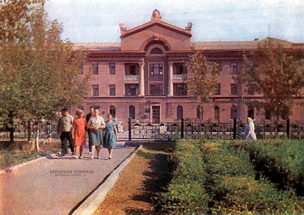 Орская городская гостиница. 1966 год. Орская городская гостиница. 1966 год.