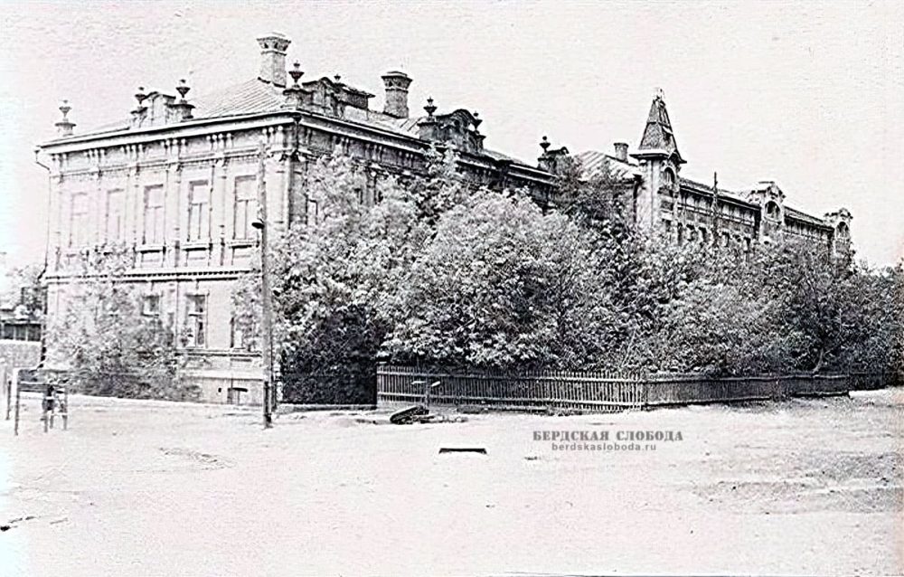 Два дома купца Н.Н. Андреева 1905 и 1911 года постройки. Угол Чернореченской и Кривцовской. Сегодня это единое здание по адресу: ул. Пионерская, 11.
