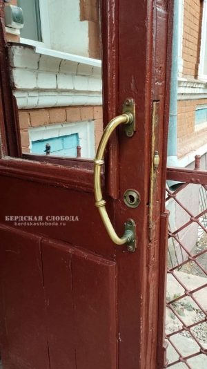 Деталь входной двери - большая ручка.