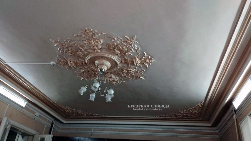 Сохранившаяся лепнина.