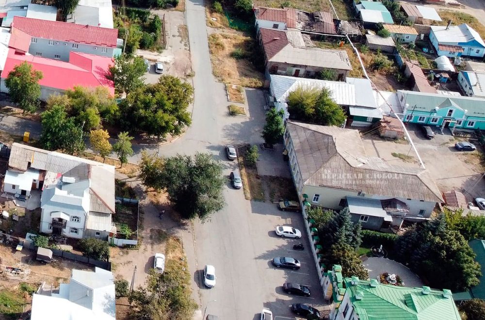 Выявленный объект культурного наследия «Городская усадьба Г.В. Мякиньковой». Вид ансамбля с квадрокоптера. Лето 2022 года.
