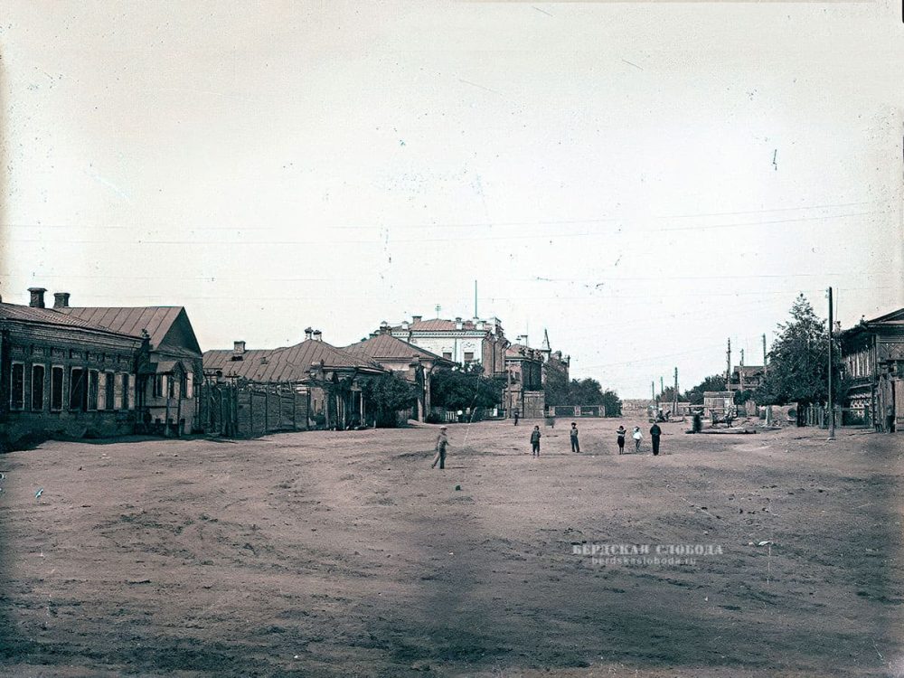 Вид улицы Пионерской со стороны Банного переулка. 1930-е годы.