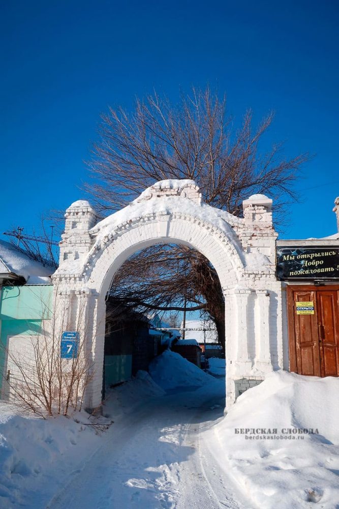 Городская усадьба Г.В. Мякиньковой. Въездная арка. Улица Пионерская. Февраль 2024 года.