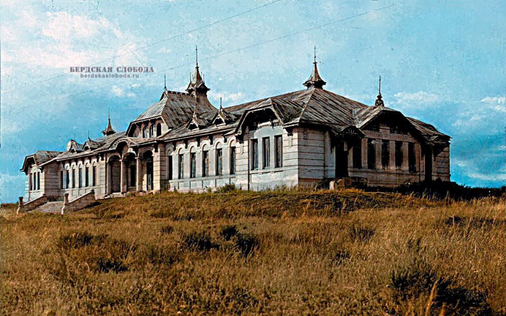 Здание пассажирского вокзала станции Орск. 1927 год. Вокзал пока еще одиноко стоит посреди степи. Колоризация "Бердская слобода"