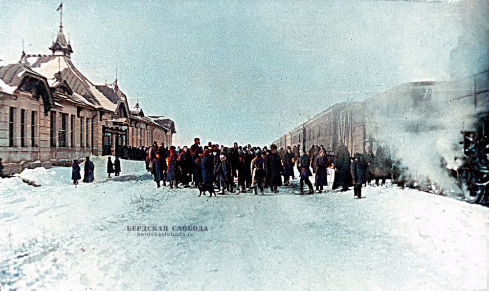 Прибытие первого поезда на станцию Орск со стороны станции Карталы-I. 1929 год. Колоризация "Бердская слобода"