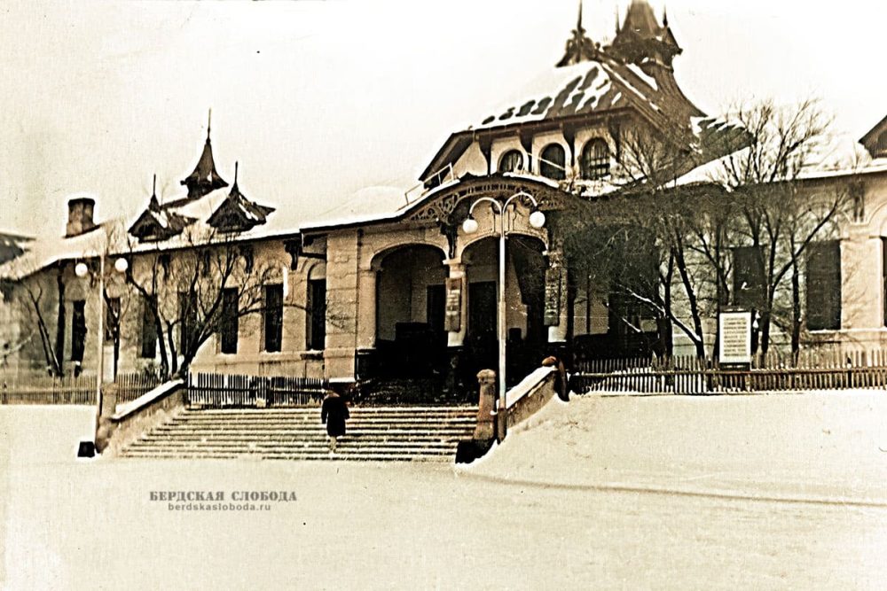 Здание железнодорожного вокзала станции Орск. 1950-е годы. Колоризация "Бердская слобода"