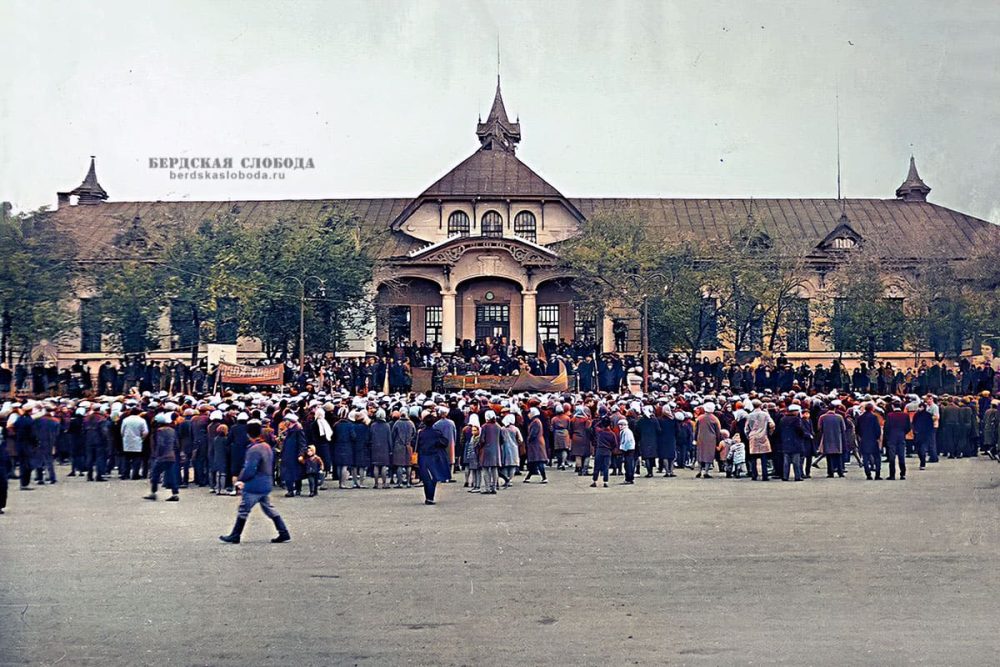 Агитпоезд «50 лет Советской власти» на станции Орск. 1967 год. Колоризация "Бердская слобода"