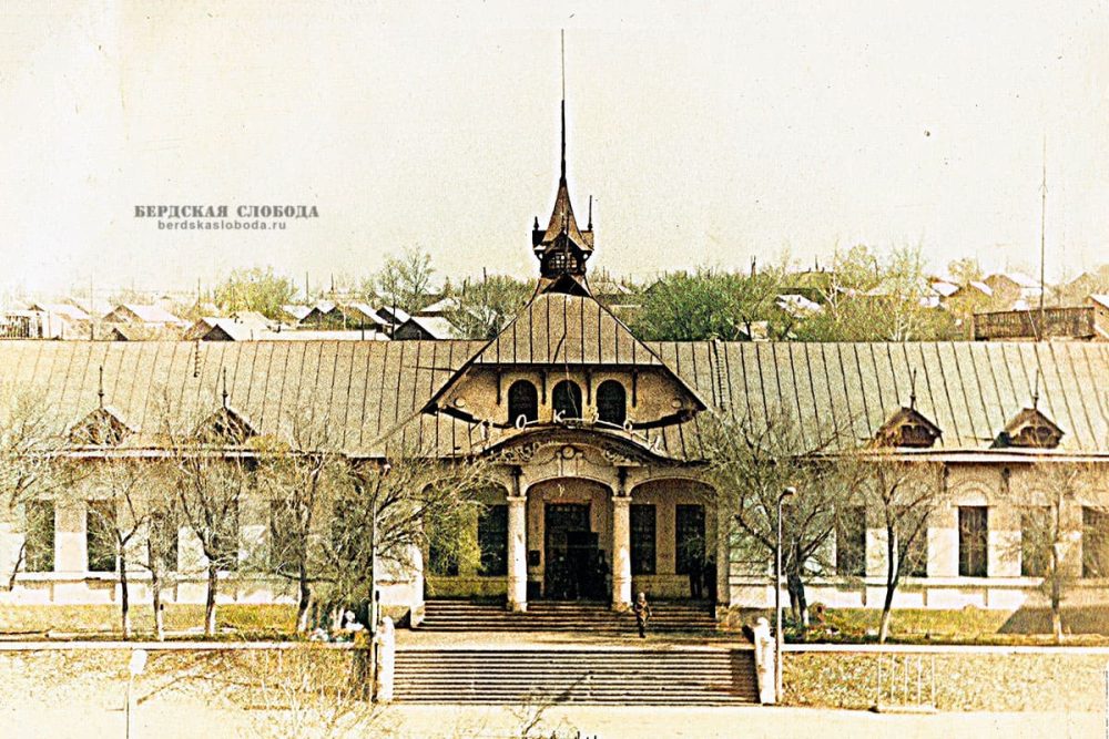 Железнодорожный вокзал Орска. Начало 1970-х годов. Колоризация "Бердская слобода"