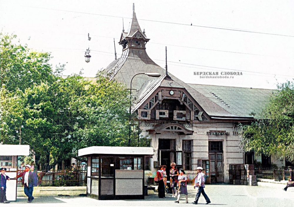 Вокзал на станции Орск. 1970-е годы. Колоризация "Бердская слобода"