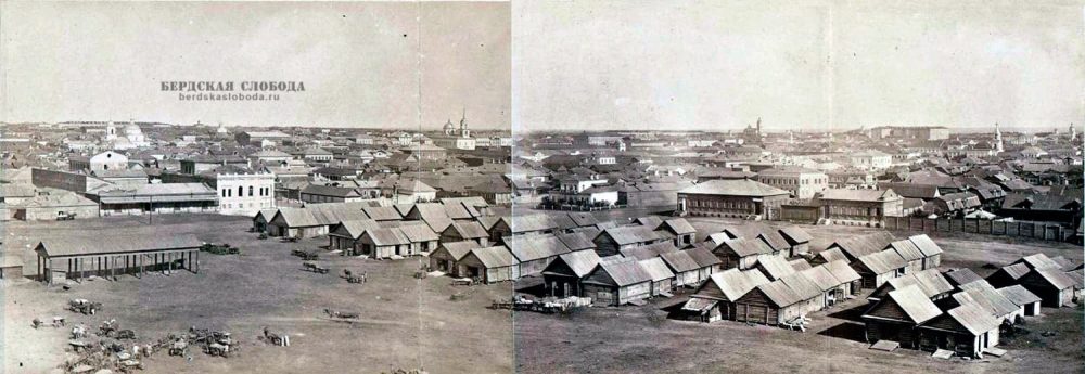 Фрагмент панорамы Оренбурга фотографа А.Бухгольца. Не позднее 1877 года Опубликовано в книге: Город Оренбург. Историческо-статистический очерк. / Сост. Ф.И. Лобысевич. – СПб.: Типография Эдуарда Гоппе, 1878. Район Гостиного двора и Толкучего рынка на заднем плане, на переднем - Хлебная площадь (район стадиона "Динамо").