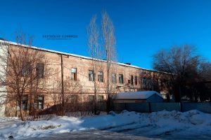 Выявленный объект культурного наследия «Здание торговых магазинов Толкучего рынка» (г. Оренбург, ул. 9 Января, 41 / ул. Кирова, 11а). Вид дворового фасада. Февраль 2024 года.