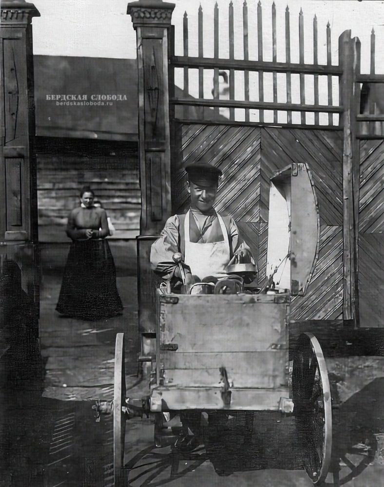 Продавец мороженого. 1910 год.