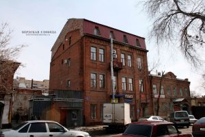 Вид здания в апреле 2011 года. Реконструкция с надстройкой мансардного этажа. Вид здания в апреле 2011 года. Реконструкция с надстройкой мансардного этажа.