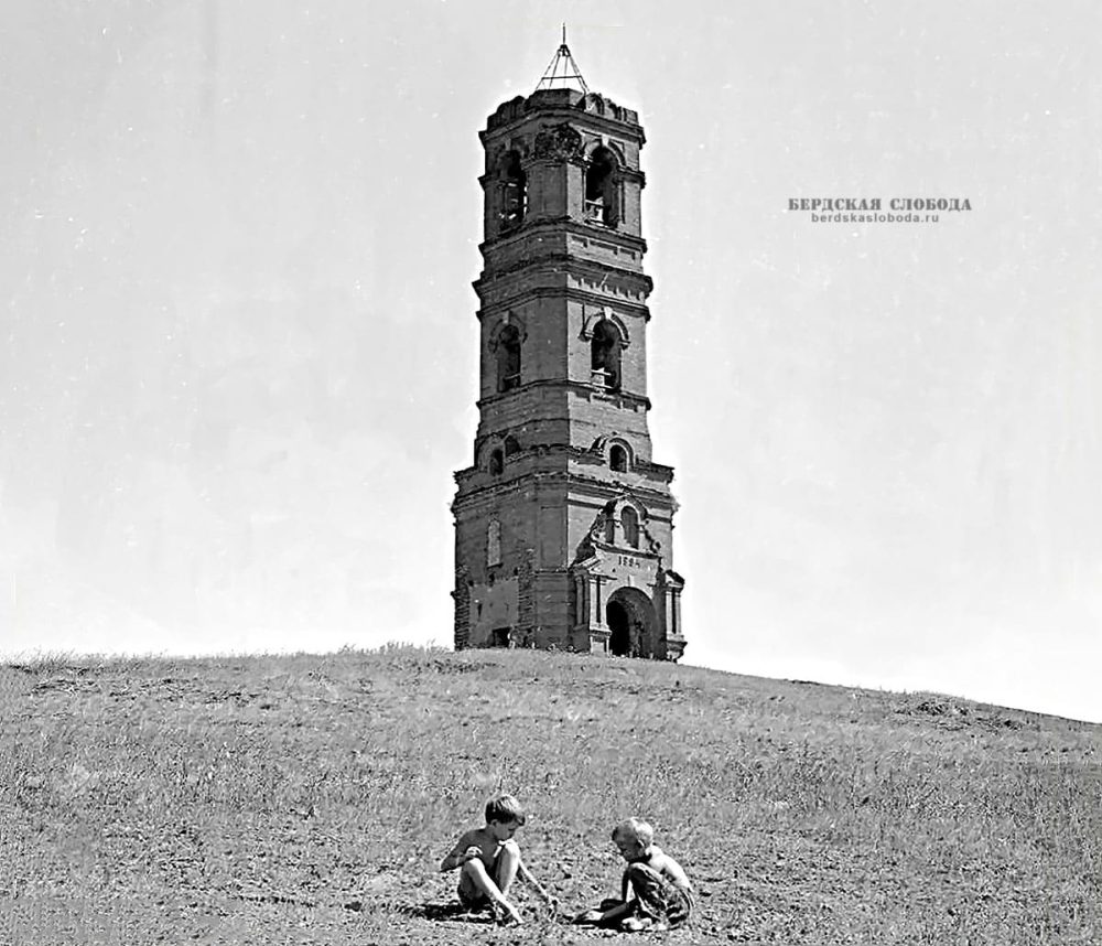 Колоконьня-каланча. На вершине - геодезический знак. 1977 год.