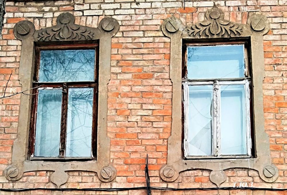 Наличники с ушками, серьгой, «шурупами» и веточками (ул. Степная, 10).