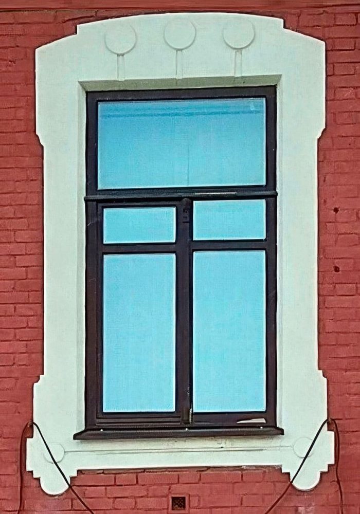 Наличник, имитирующий камень или кирпич (ул. Кобозева, 32)
