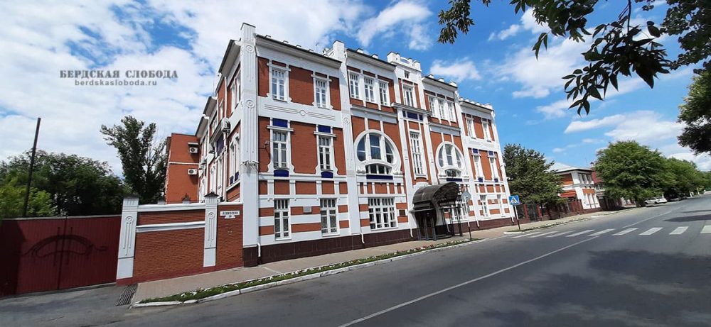 Здание банка Общества взаимного кредита было построено в начале XX века в стиле модерн. Оренбург, ул. Ленинская, 22.

