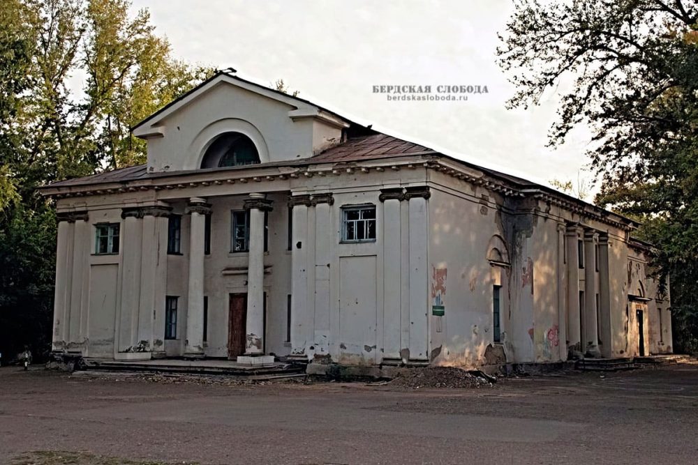 Бывший кинотеатр «Железнодорожник» до ремонта.