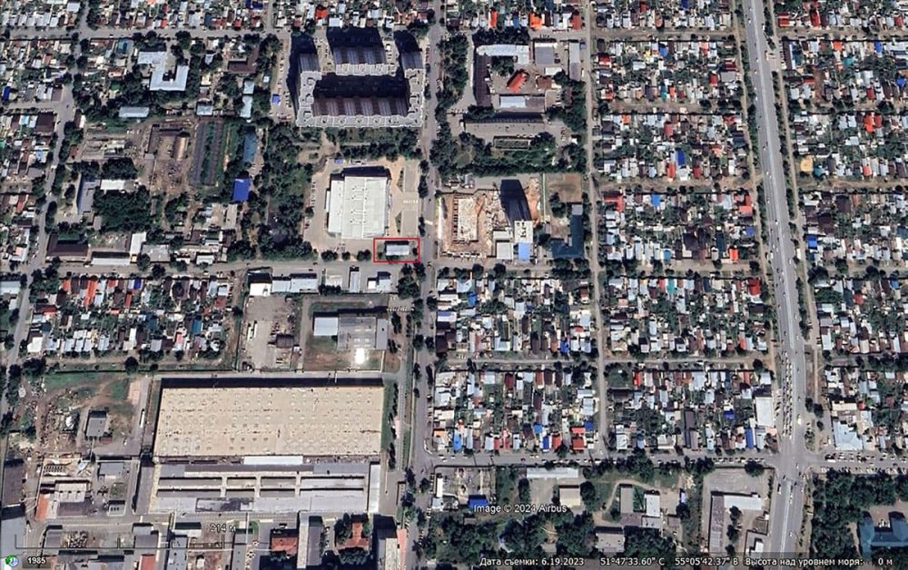 Местоположение здания бывшего кинотеатра «Комсомолец» на космоснимке Google Earth Pro от 19 июня 2023 года.