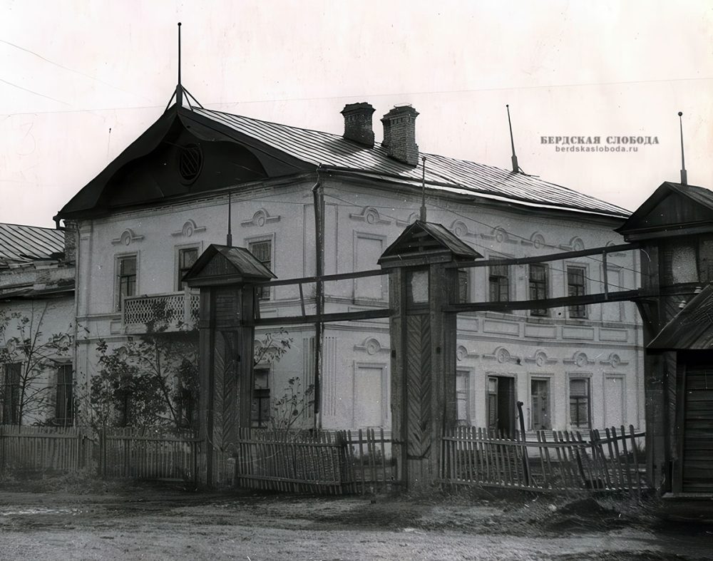 Фотография северного двухэтажного объема бывшего здания конторы завода «Орлес». Середина XX века.