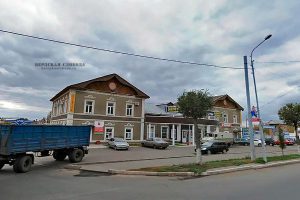 Вид главного фасада здания бывшей конторы завода «Орлес» со стороны проспекта Братьев Коростелевых (до последнего ремонта фасадов).