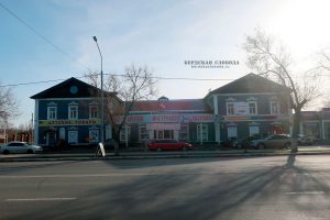 Вид главного фасада здания «Конторы завода «Орлес» со стороны проспекта Братьев Коростелевых. Апрель 2024 года.