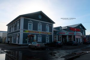 Вид главного фасада здания «Конторы завода «Орлес» со стороны проспекта Братьев Коростелевых, с юго-востока. Апрель 2024 года. 
