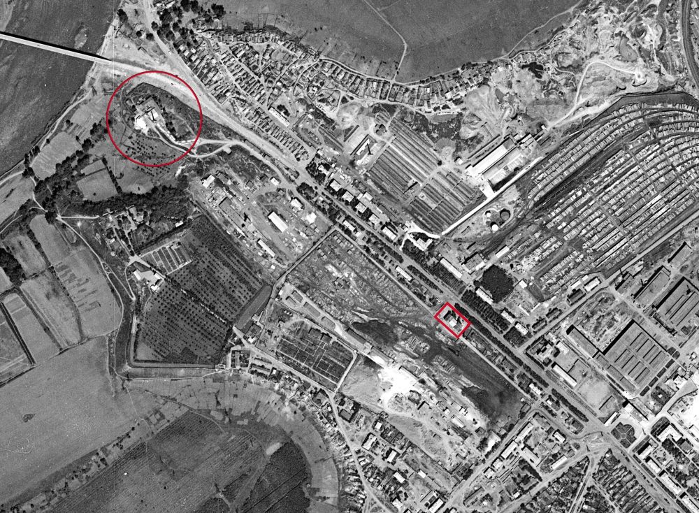 Фрагмент космического фотоснимка от 30 мая 1965 года. Участок проспекта Братьев Коростелевых (Орлесовского шоссе). Обозначены территория еще действующего завода «Орлес» у берега реки Сакмара (кружком) и его бывшей конторы (четырёхугольником).