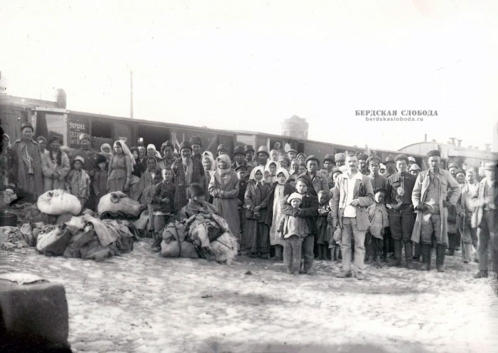 Прибытие эшелона с голодающими на станцию Оренбург, 1921 год